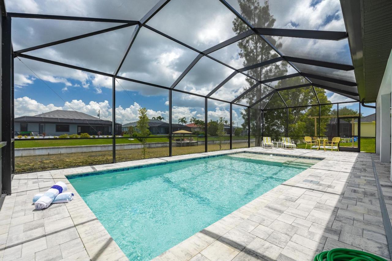 Pool overlooking canal, Outdoor Grilling station - Villa Sand Dollar Siesta - B&B