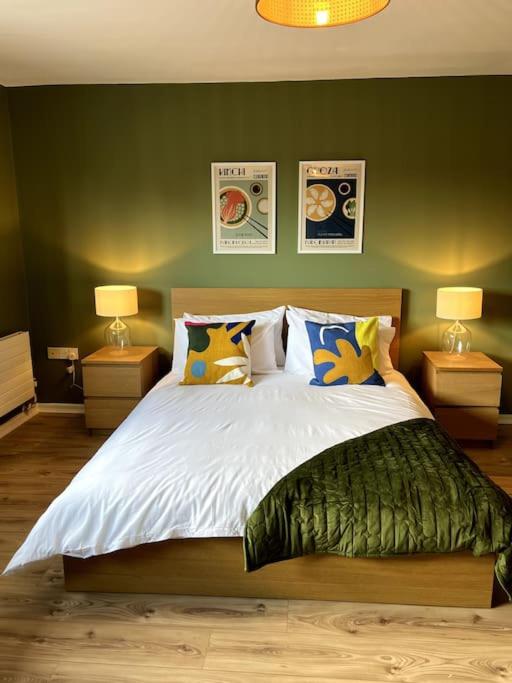 Colourful, bright and chic 2 storey apartment - B&B