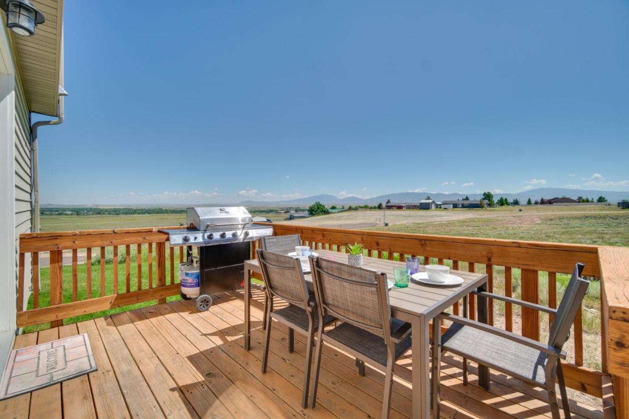 Bright Wyoming Retreat with Deck and Mountain Views! - Chambres d’hôtes Saratoga