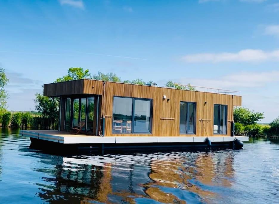 B&B Monnickendam - Surla Houseboat De Saek with tender - Bed and Breakfast Monnickendam