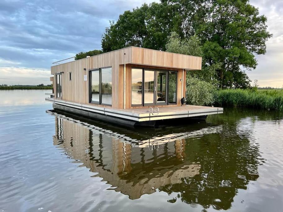 B&B Buitenkaag - Surla Houseboat "Copes Club" Westeinderplassen with tender - Bed and Breakfast Buitenkaag