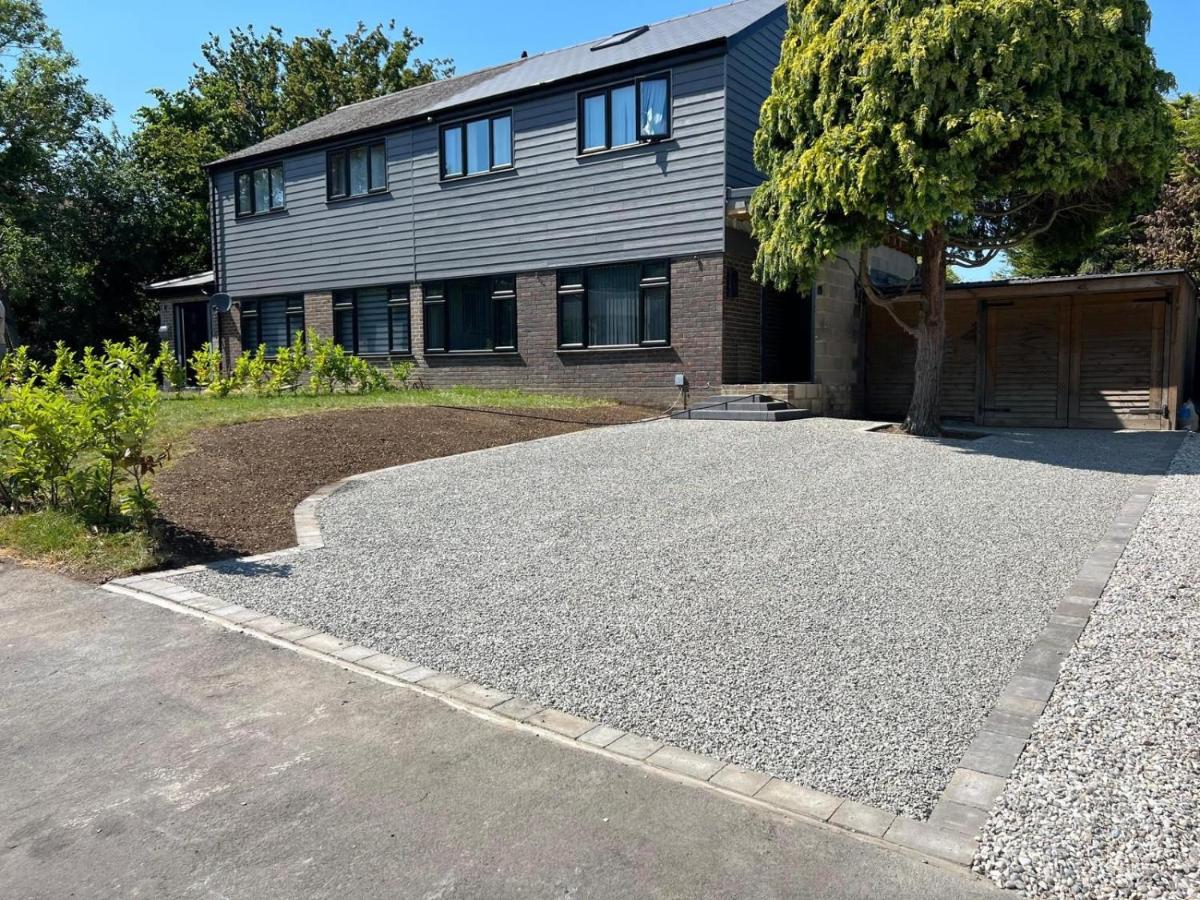 Modern 4 bedroom entire house 8 Sleep - B&B