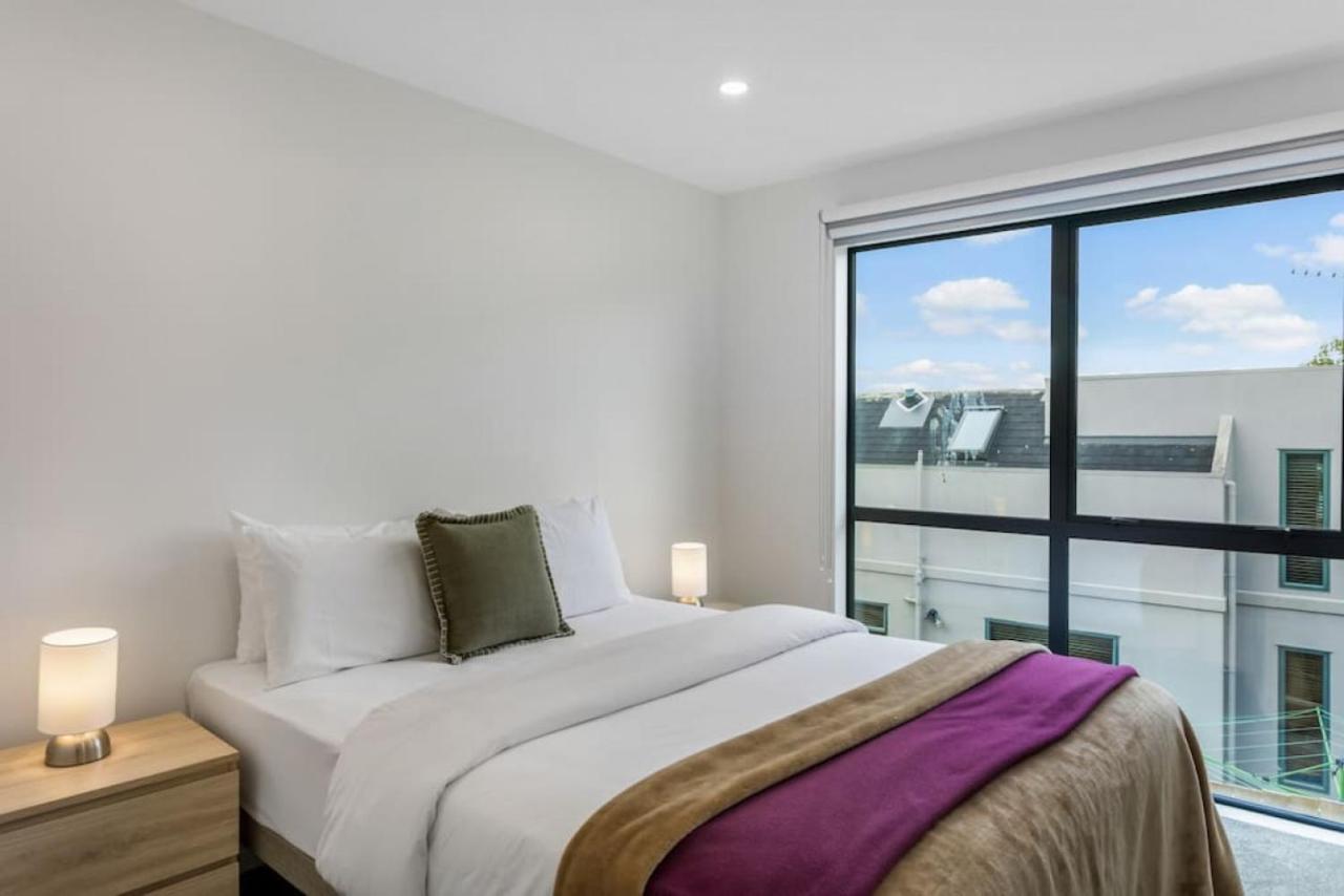 B&B Auckland - Exceptional 2BR in Ellerslie - Prime TV - WiFi - Bed and Breakfast Auckland