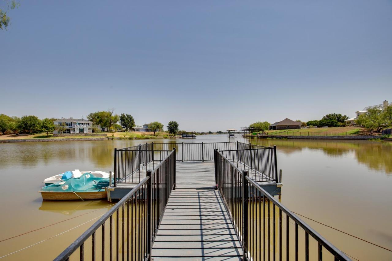 Game Room and Dock Waterfront Granbury Lake Retreat - Chambres d’hôtes Granbury