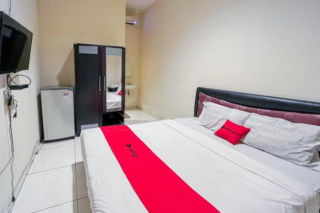 B&B Surabaya - RedDoorz At Graha 99 Simomulyo - Bed and Breakfast Surabaya