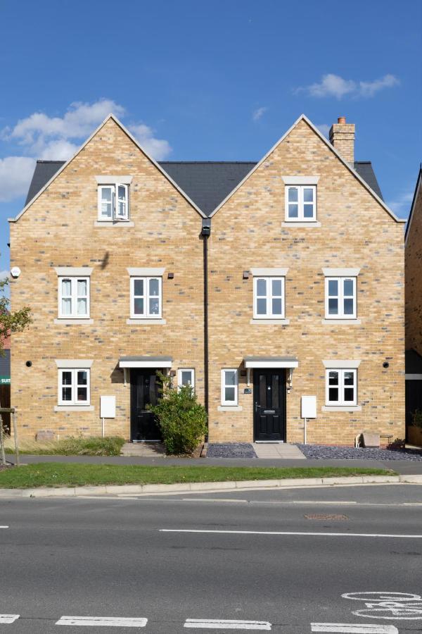 Weekly & Monthly Rates! Stunning Home By Stansted Airport - Chambres d’hôtes