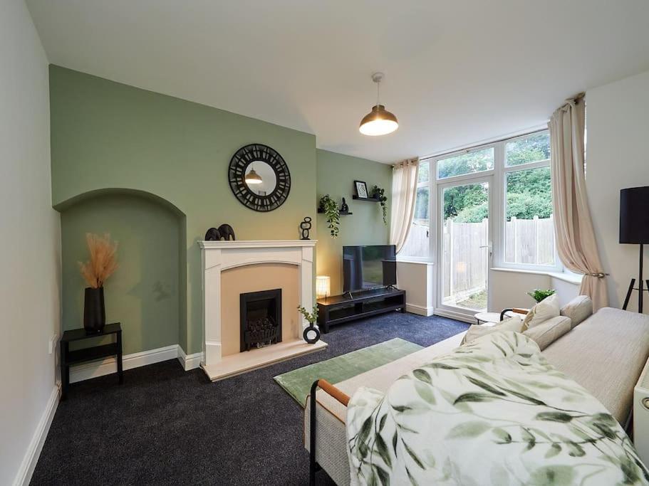 B&B Birmingham - House In Birmingham - Perfect For Contractors - Working Professionals - Driveway - 14 Mins To NEC - 13 Mins to BHX - Bed and Breakfast Birmingham