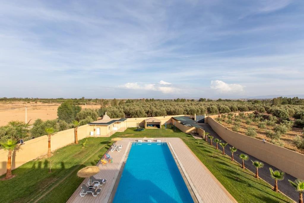 B&B Marrakech - Villa Vista , Piscine 22m , Jeux jardins , Terrain squash - Bed and Breakfast Marrakech