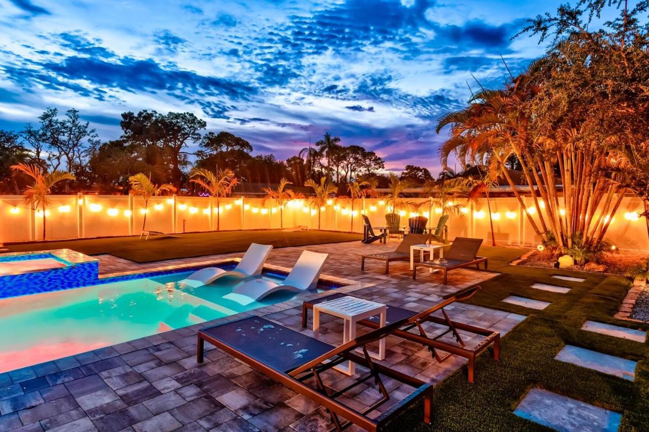 B&B Bradenton - Sleeps 16 Tropical Pool House with Spa near Beach - Bed and Breakfast Bradenton