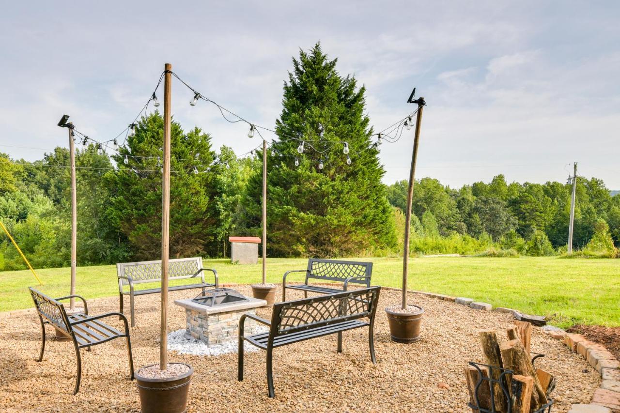 B&B Mill Spring - Serene Mill Spring Getaway with Yard and Fire Pit! - Bed and Breakfast Mill Spring