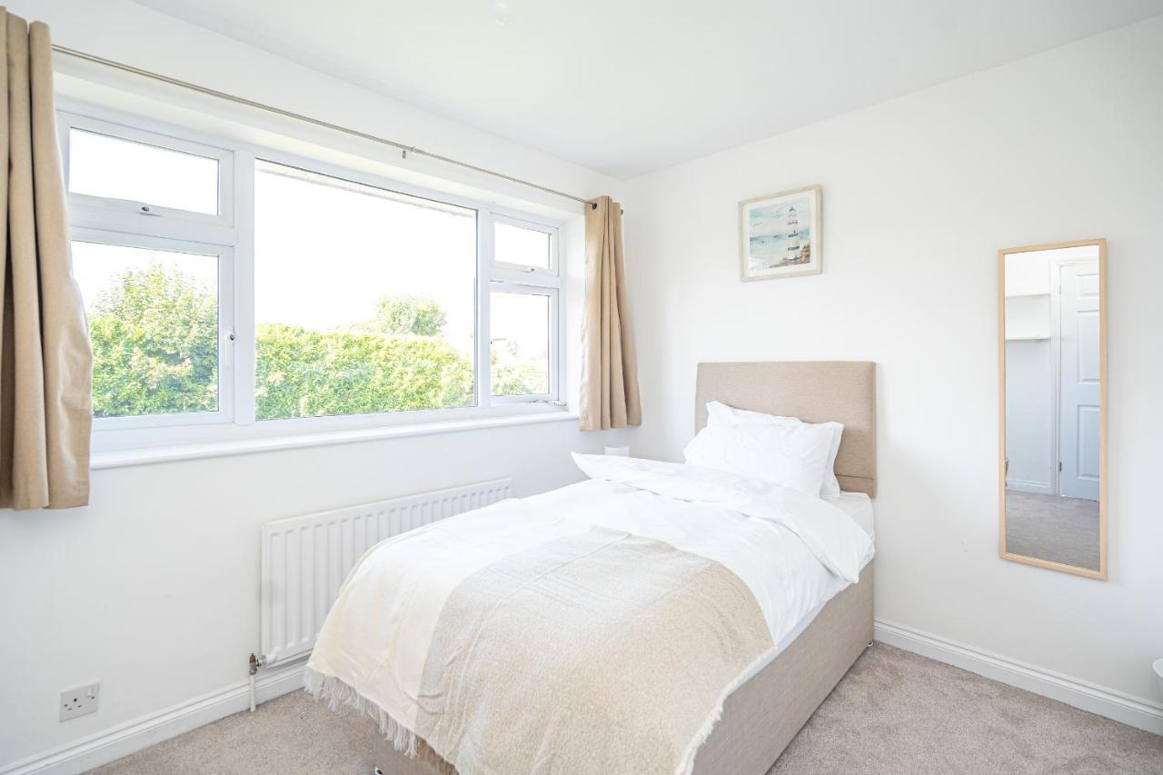 B&B Wolverhampton - Spacious 5 Bedroom House - Sleeps 7 - 3-Car Driveway - Work - Leisure - Bed and Breakfast Wolverhampton