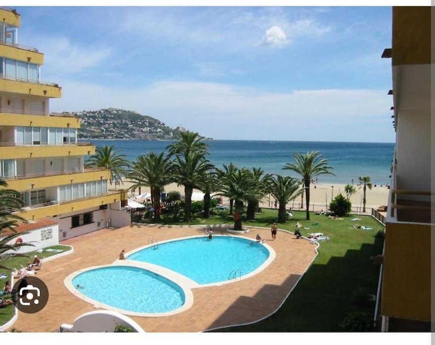 Holiday center Apartamento vistas mar, acceso directo playa y piscina - Chambres d'hôtes Roses