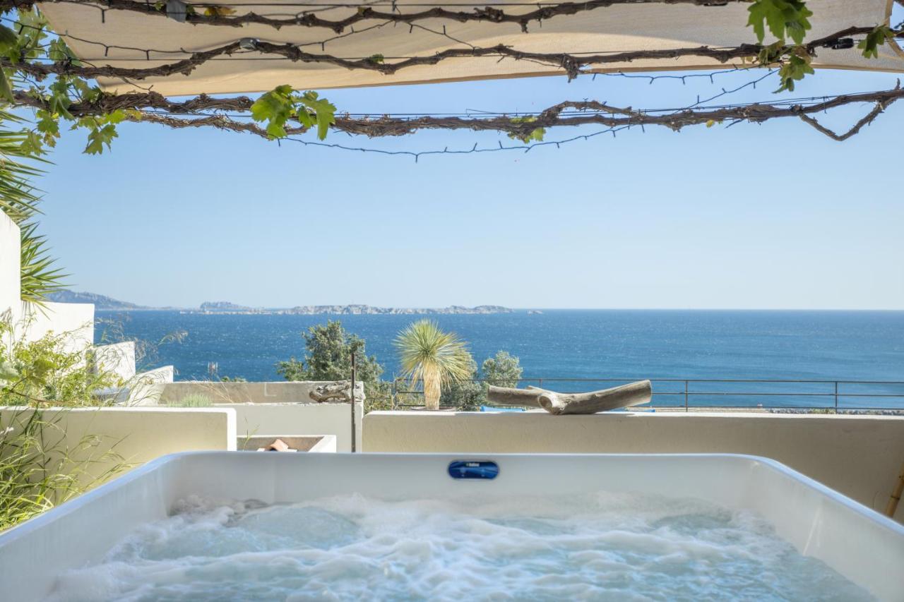 B&B Marseille - LES SUITES LOVE 3 SPA VUE MER PISCINe - Bed and Breakfast Marseille