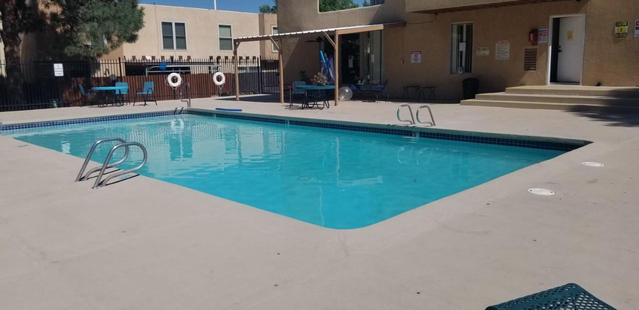 B&B Albuquerque - El Altos - An Irvie Home with Summer Pool - Bed and Breakfast Albuquerque