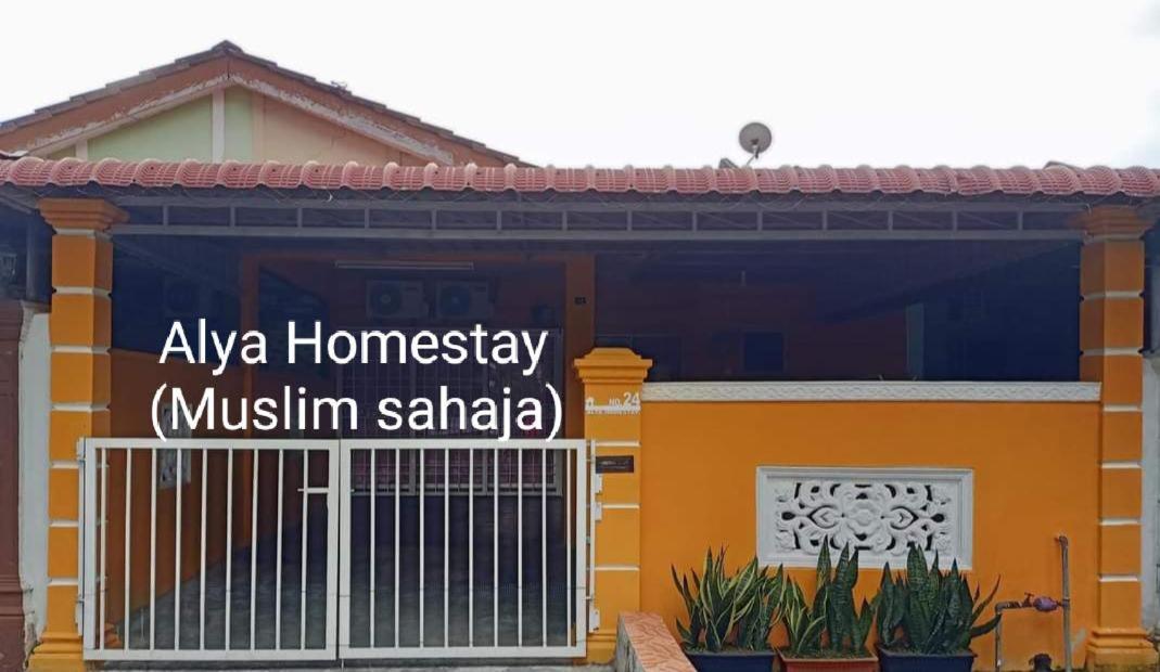 ALYA HOMESTAY TAMAN TAMBAK PAYA MURNI - Bed and Breakfast