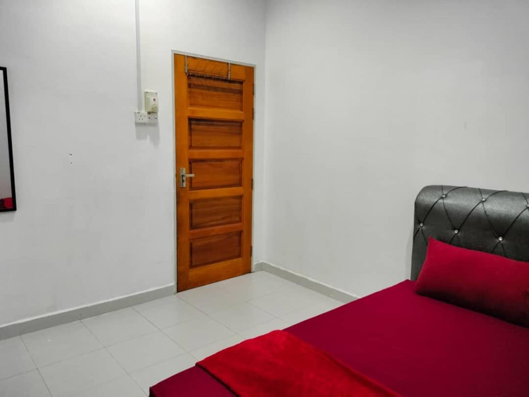 B&B Kuala Terengganu - KUALA TERENGGANU GUESTHOUSE-FREE WIFI-NEAR NASI DAGANG ATAS ToL-UNIT A-1 BILIK AIRCOND 2 BILIK KIPAS - Bed and Breakfast Kuala Terengganu