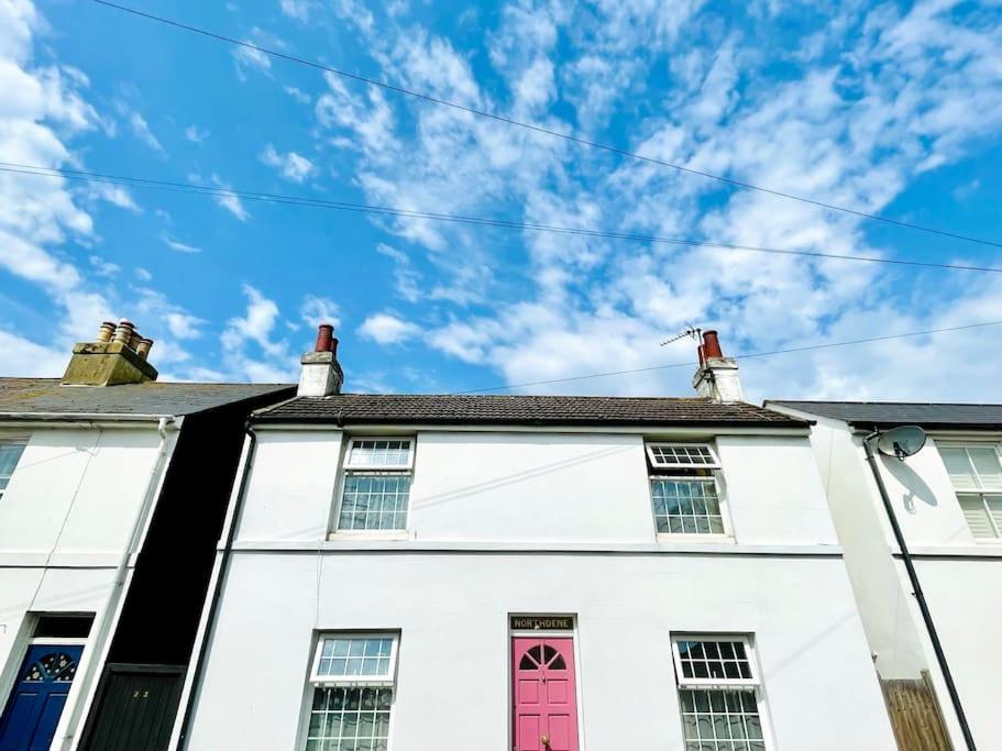 Northdene Cottage - cosy old fisherman's cottage two mins from sea - free parking - wood burning stove - roll top bath - dog friendly - B&B
