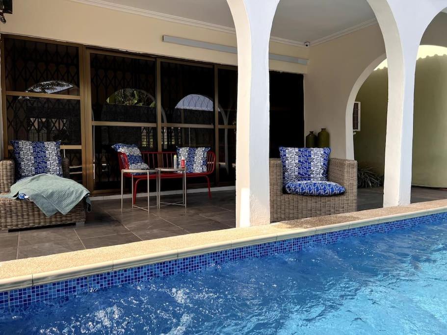 B&B Haatso - Relaxinhaatso - 4 Bedroom luxury house with pool - Bed and Breakfast Haatso