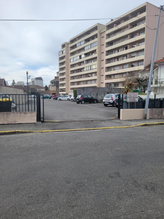 Bel appartement avec grand balcon et parking privé - B&B
