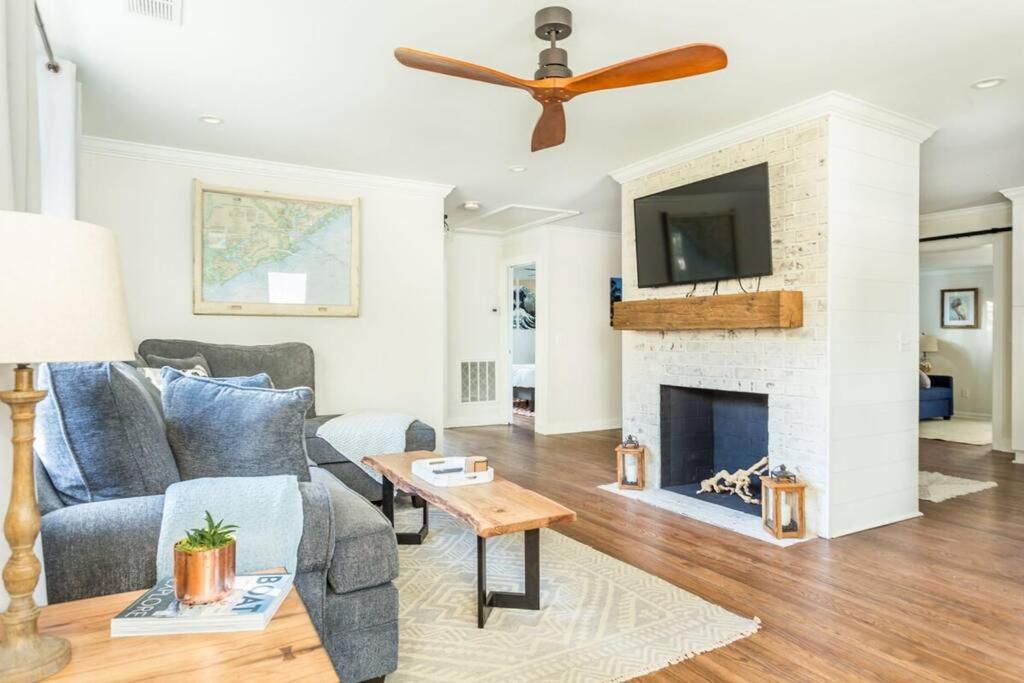 Open and Comfy home near Downtown-Folly Beach - B&B