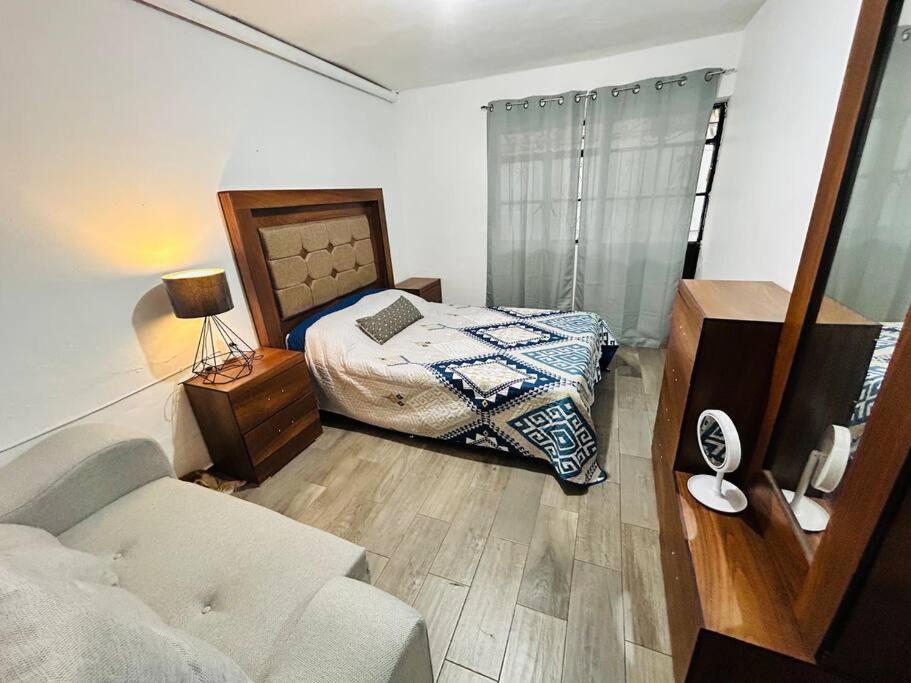 Cómoda casa con dos cuartos y cochera para auto pequeño - B&B