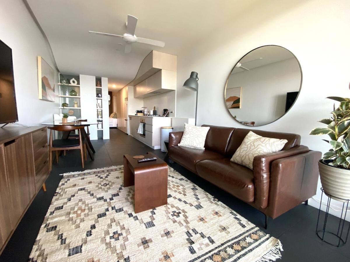 B&B Canberra - Stylish Central Lake View Apartment - Bed and Breakfast Canberra