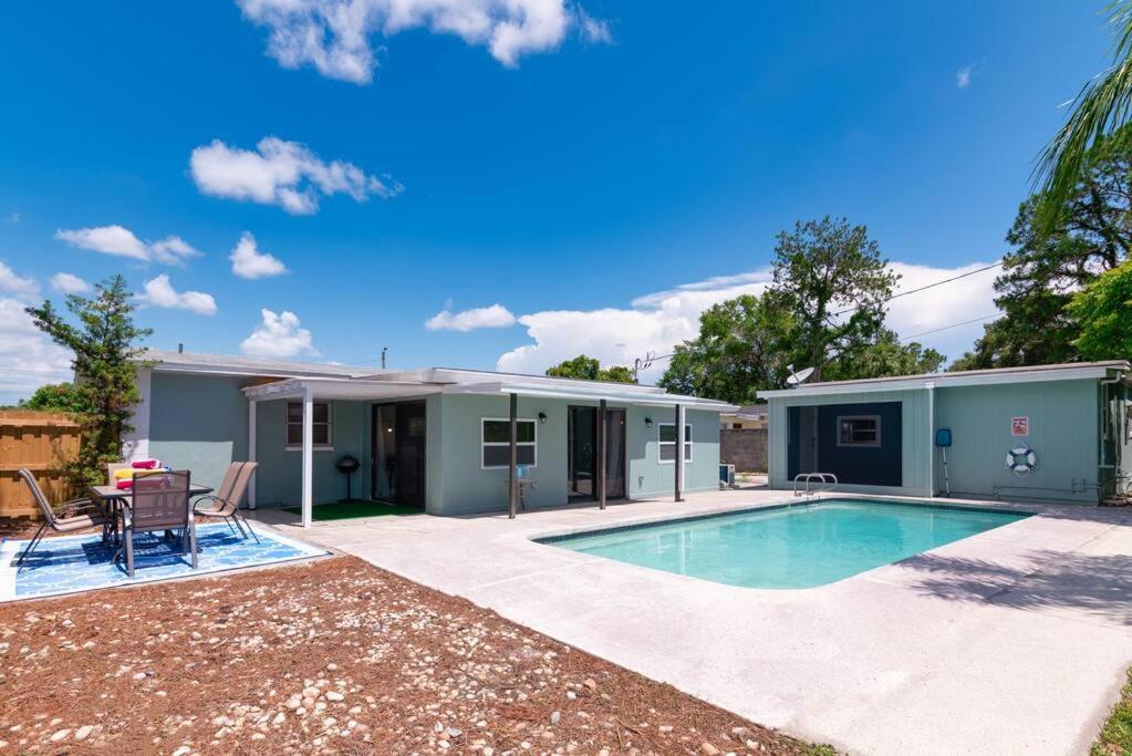 Relaxing Pool Home for Family Getaway Close to Tampa Zoo, Busch Gardens, Restaurants and Shopping! - Bed and Breakfast