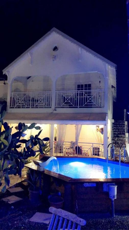 Le Sable Bleu - Évasion tropicale à Sainte-Anne - PLAGE 5min - Piscine - Parking - Logement climatisé - Vue sur les palmiers - Parfait pour séjours en famille ou entre amis - Chambres d’hôtes