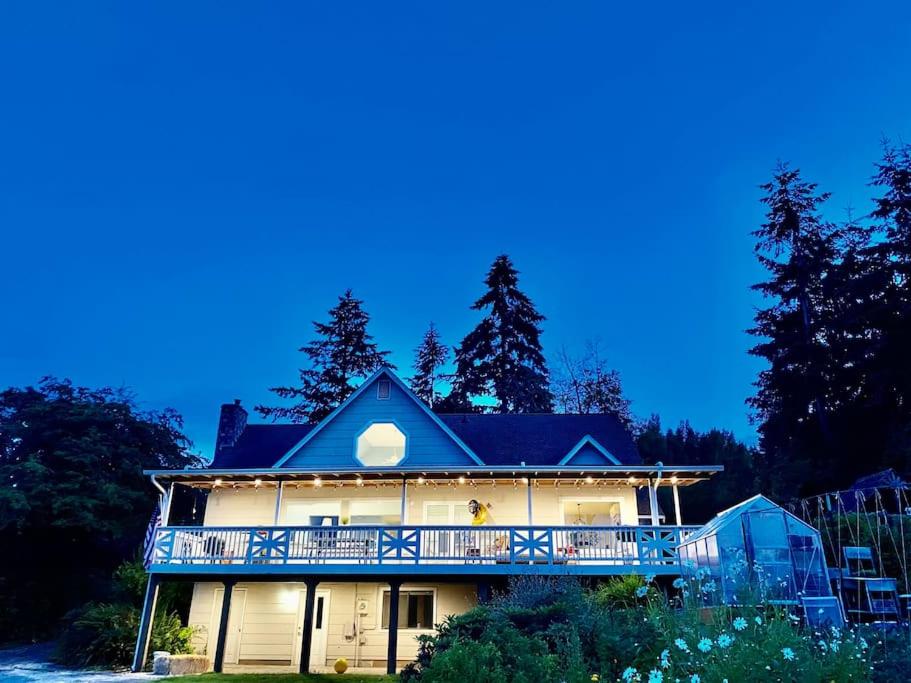 B&B Vashon - Stunning Home, Sound View, Sauna and Covered Deck - Bed and Breakfast Vashon