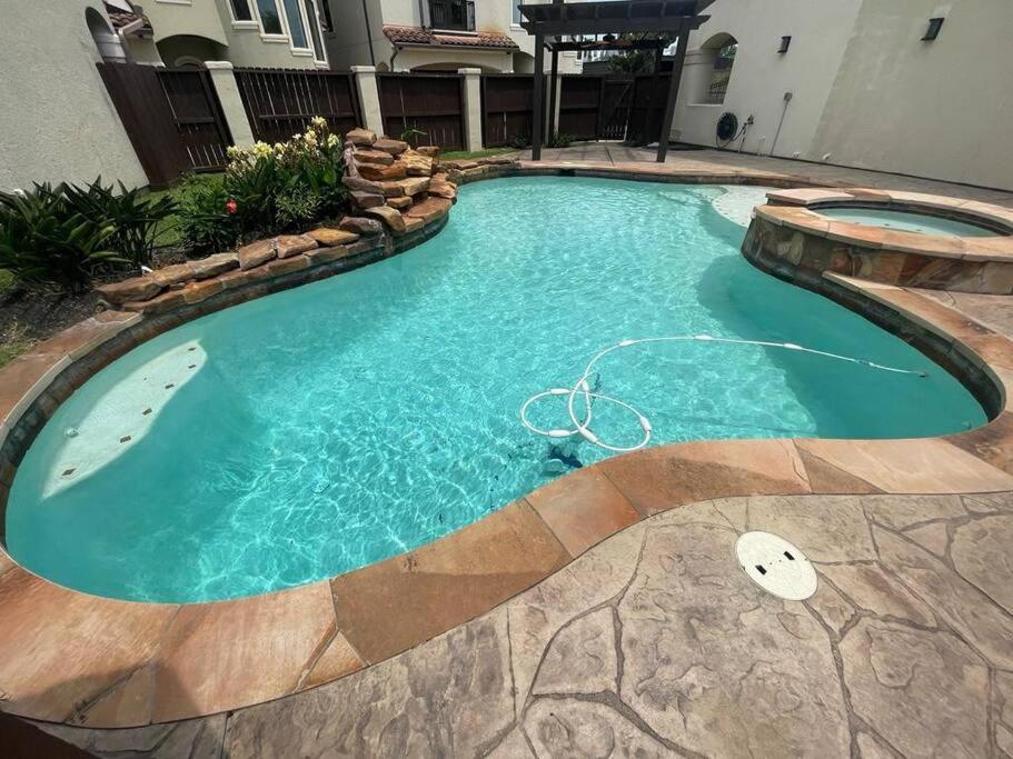 ADELINA mini-castle at Galleria with heated pool & spa - B&B