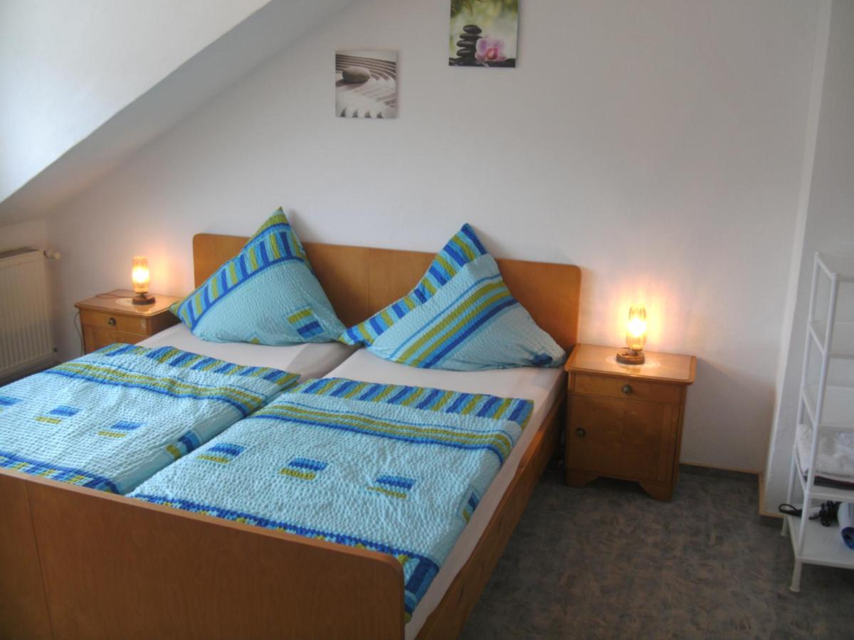 Deze driepersoonskamer heeft een gedeelde badkamer.