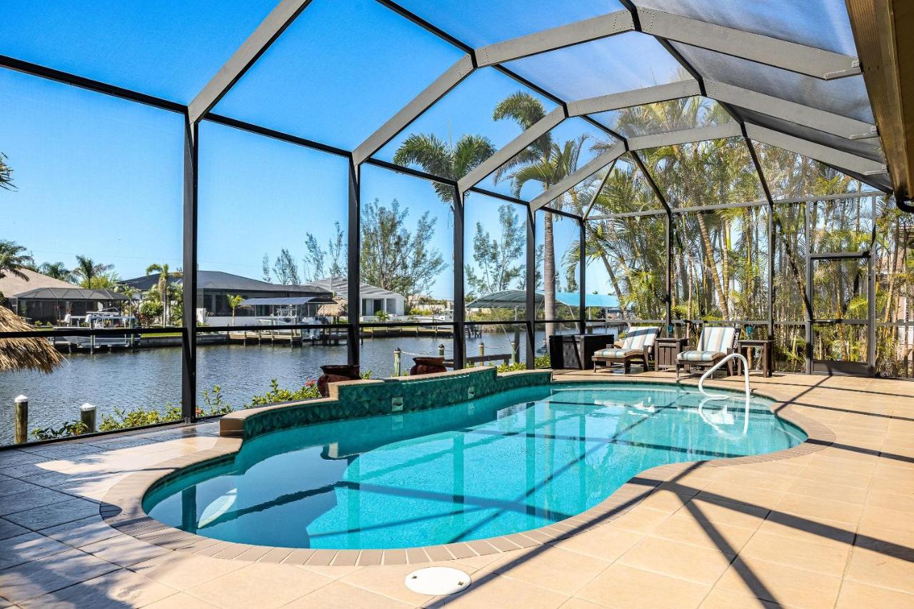 Villa Neptune's Grotto- BRAND NEW with heated Pool, Hot Tub, and dock with Tiki - Chambres d'hôtes Matlacha