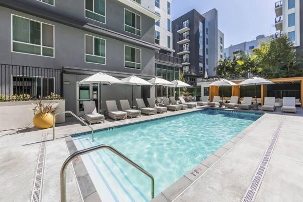 B&B Los Ángeles - DTLA Luxury Condo with Pool, Gym, Work Pods & Conference Room - Bed and Breakfast Los Ángeles