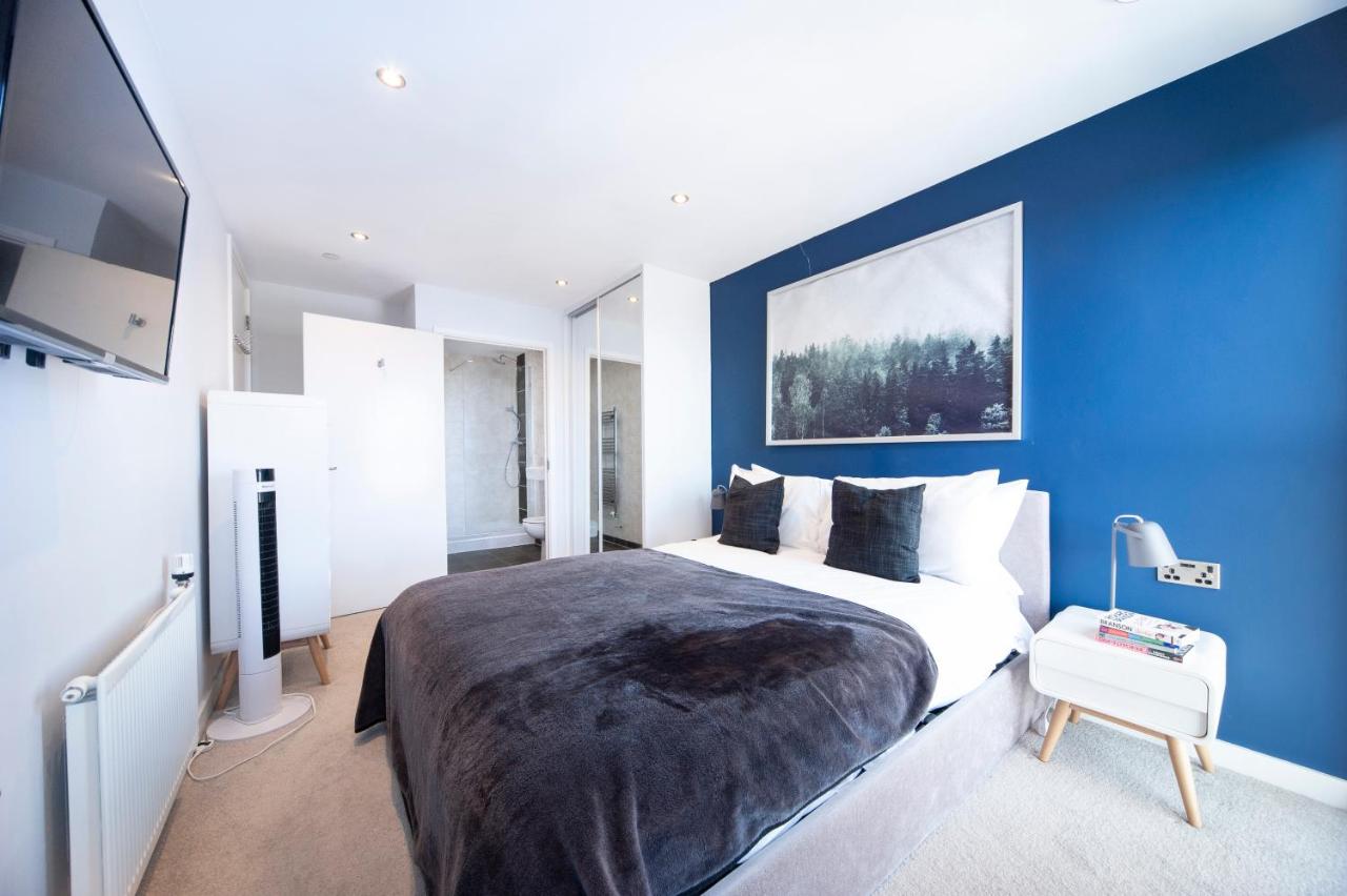 B&B London - Top Floor Apt - 2 Bed/2 Bath + Private Balcony - Bed and Breakfast London