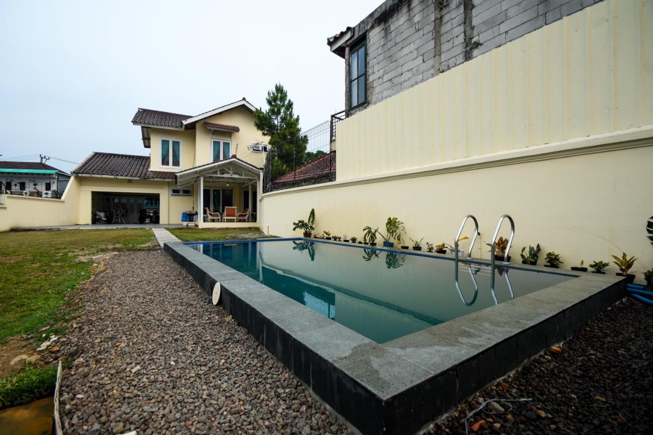 B&B Babakancikundul - Villa Puncak Kota Bunga, Swarna Villa Swimming Pool - Bed and Breakfast Babakancikundul