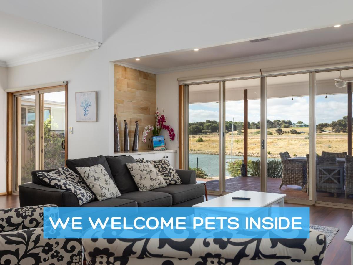 B&B Hindmarsh Island - Luxury Waterfront Holiday Home - Bring the Boat! - Bed and Breakfast Hindmarsh Island