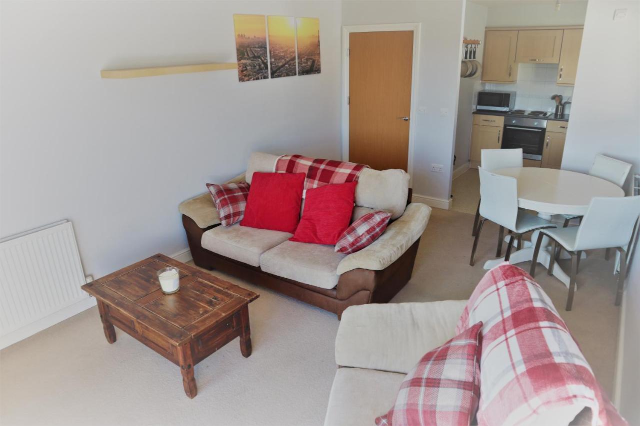 B&B Crawley - 2BR Apt in Crawley w Parking - Near Gatwick - Bed and Breakfast Crawley