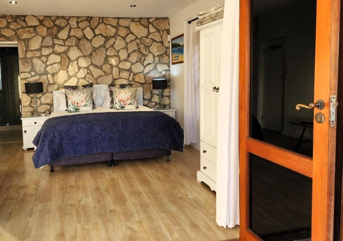 Suite met Kingsize Bed en Uitzicht op Zee