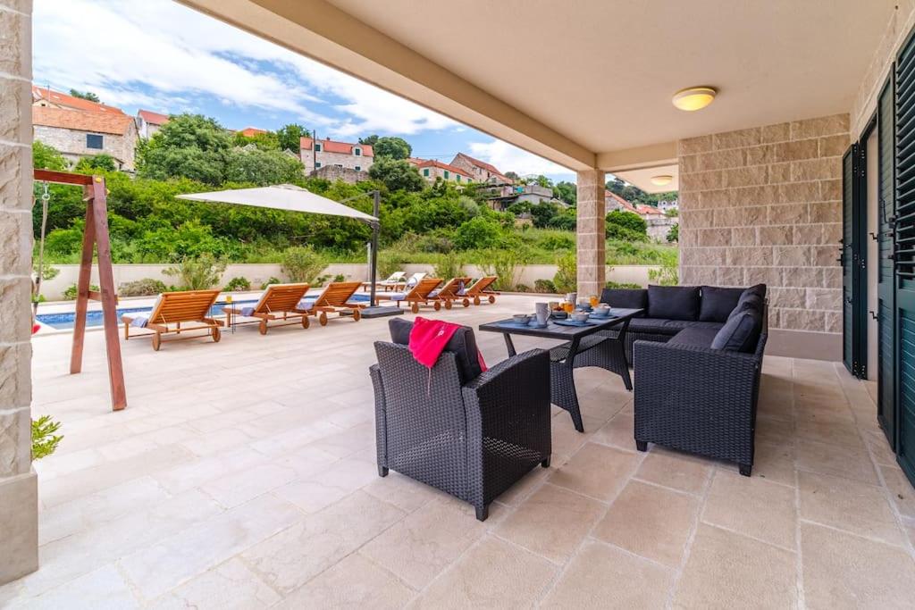 Villa Janie - Modern Pool Apartments Splitska - B&B Splitska