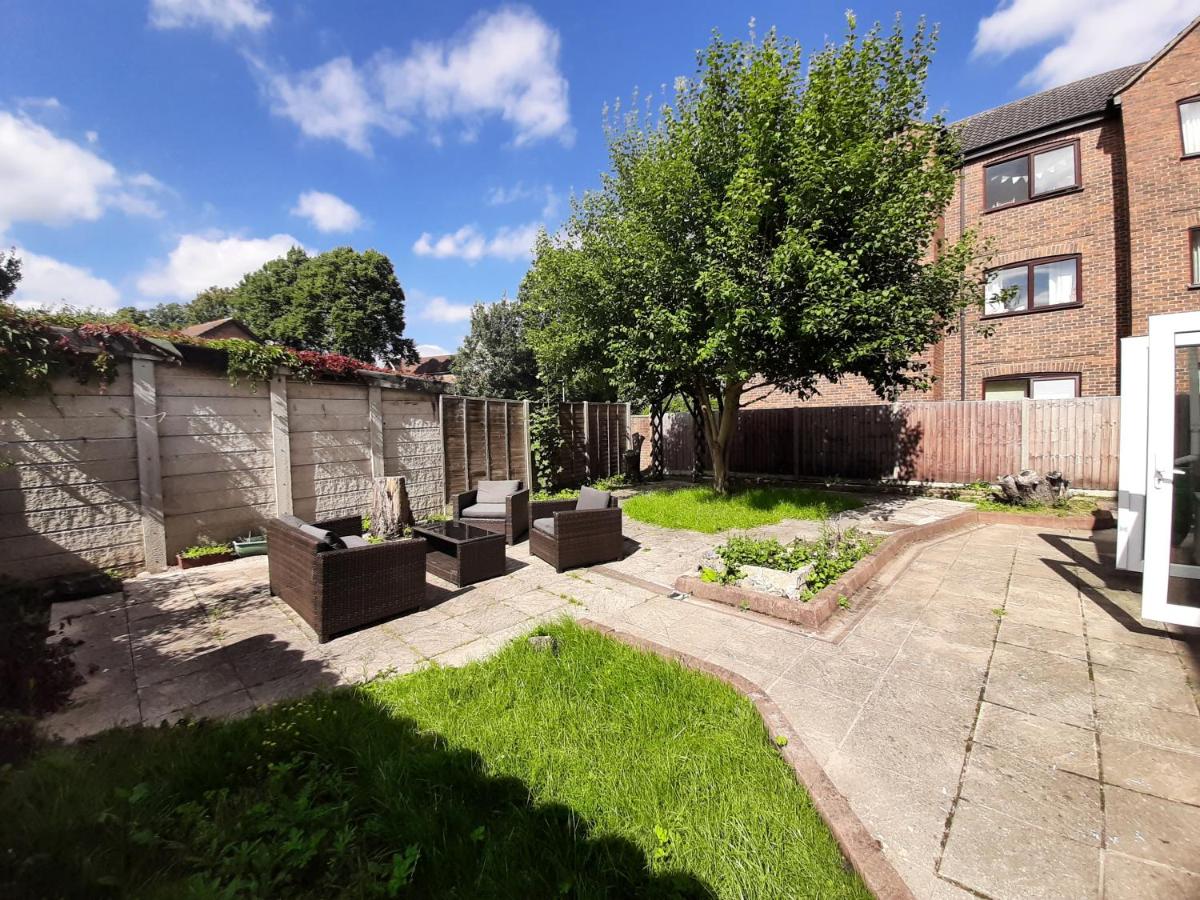 Wokingham - Central 2 beds home with parking - B&B
