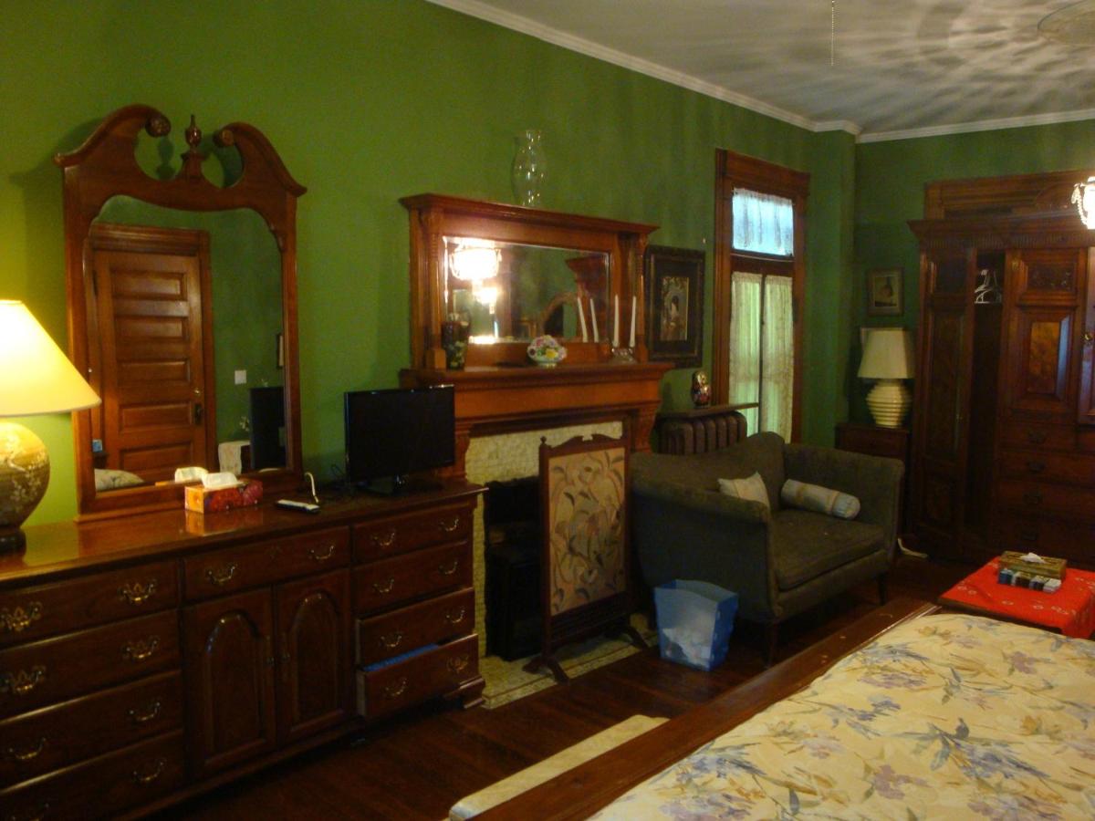 Habitación con cama extragrande y baño privado externo
