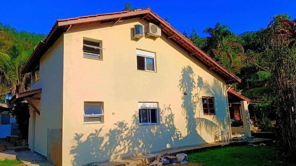 Piscina climatizada, jacuzzi e com grande área verde - B&B Ubatuba
