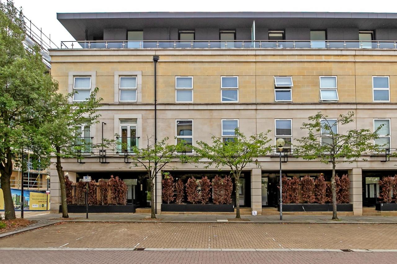 MK CITY CENTRE, THE DIAMOND SUITE, FREE Parking Space, PREMIUM SPACIOUS Apartment with FOOSBALL TABLE - B&B Milton Keynes