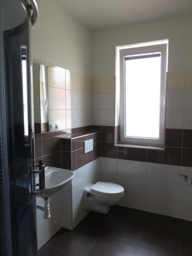 Tweepersoonskamer met 2 Aparte Bedden en Eigen Badkamer
