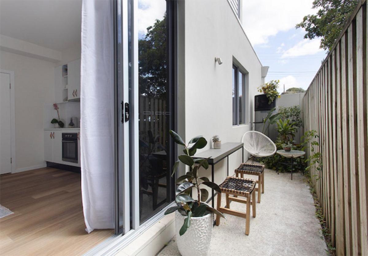 Currumbin Beach 1 bedroom Studio - steps from the beach! - B&B