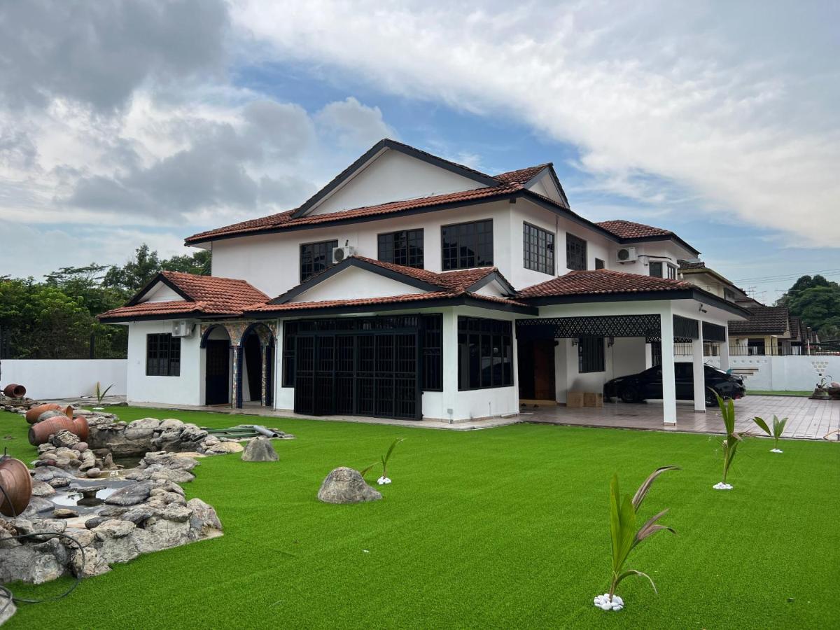 Corner Villa Tmn Daya near Mount Austin JB - B&B