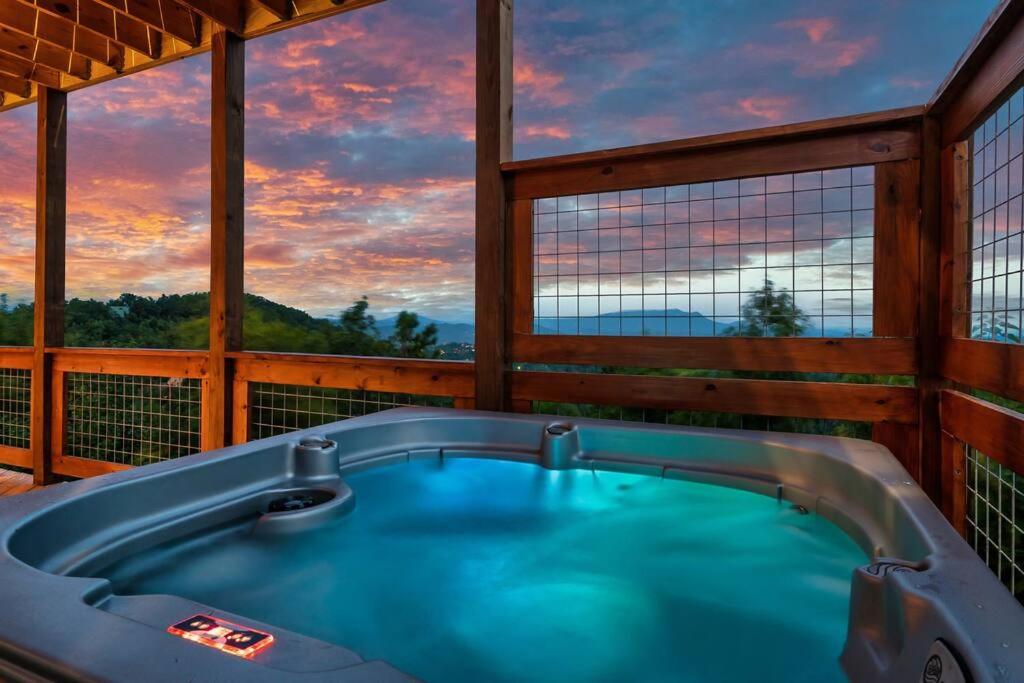 New Luxury Cabin with Stunning MountainVIEWS,HotTub, FirePit, FirePlace,2 KingBeds, 2 CoveredDecks,BBqGrill, ShuffleBoard and Pool Access - Chambres d'hôtes Sevierville