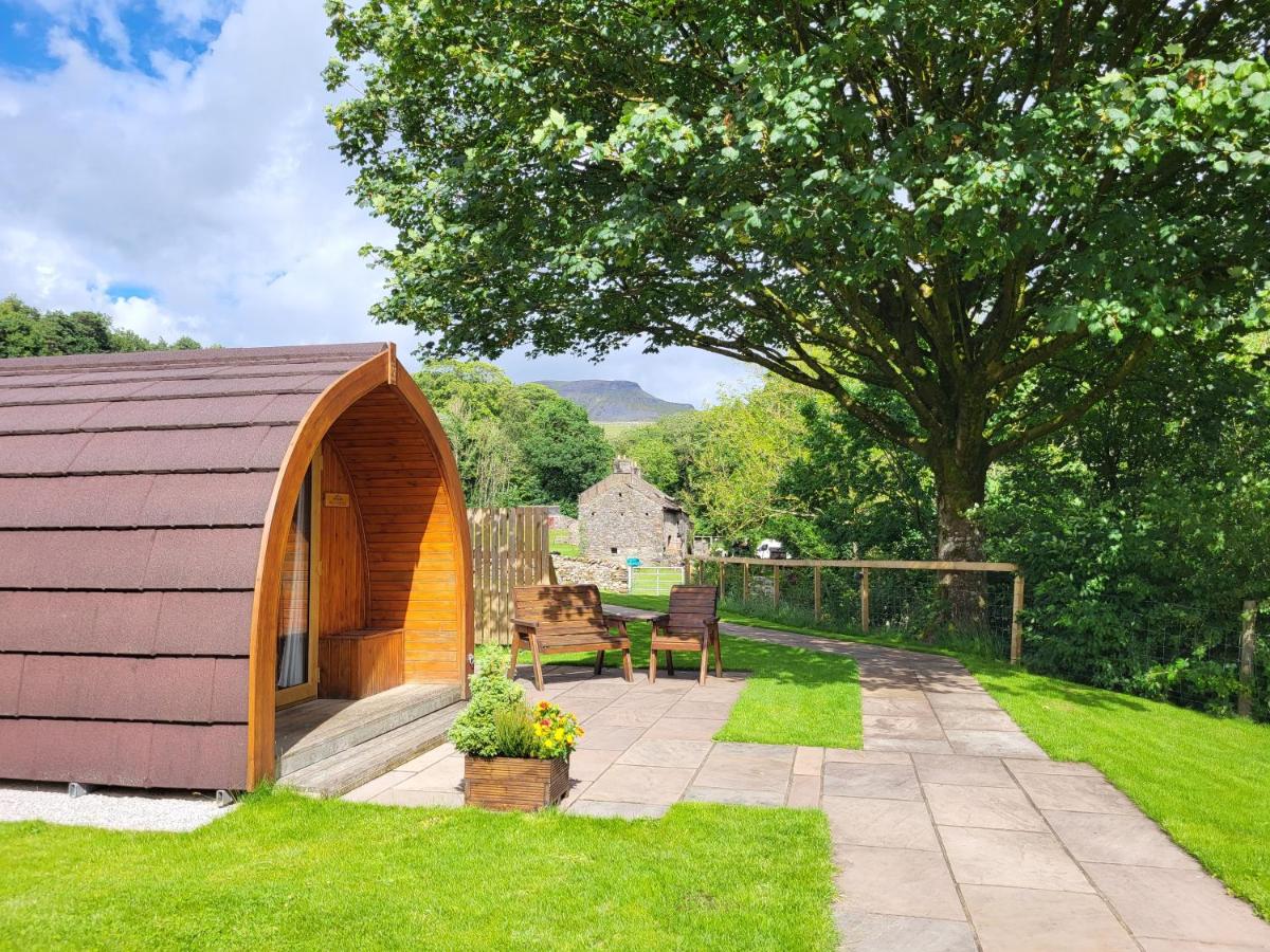 Double room with Patio and Hot Tub (Pen-y-ghent)