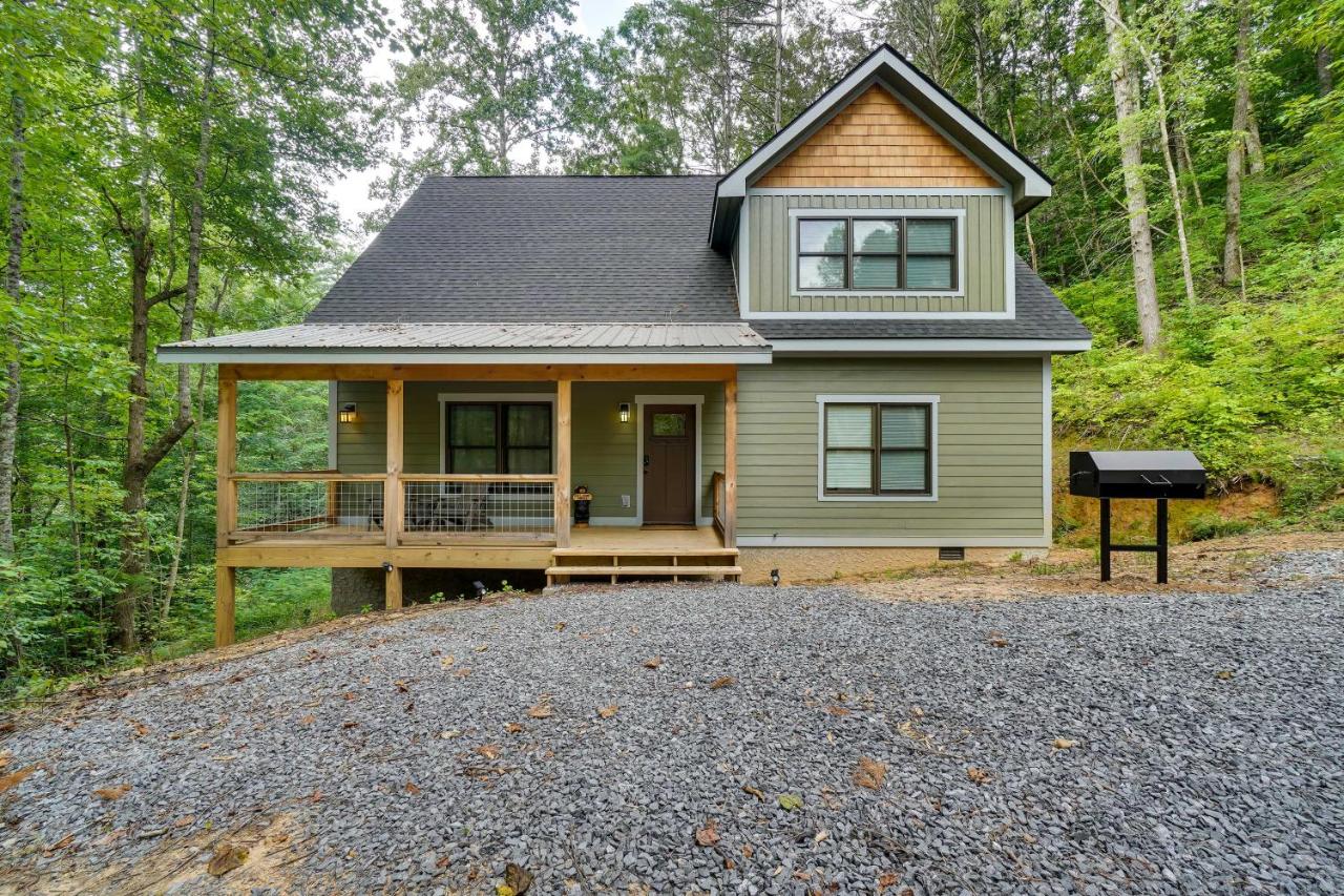 B&B Sevierville - Sevierville Cabin Rental with Hot Tub and Game Room! - Bed and Breakfast Sevierville