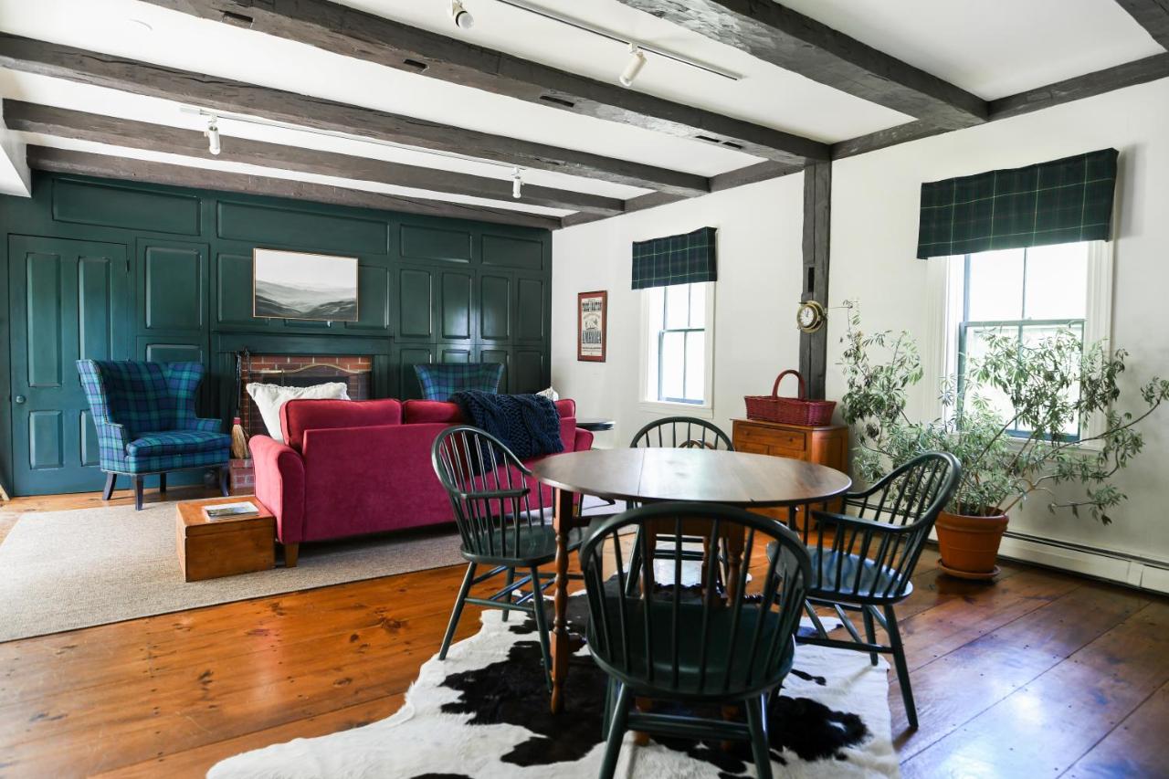 B&B Stowe - 1820 House - VT Charm + Modern Comforts + Hot Tub - Bed and Breakfast Stowe